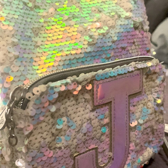 Cute backpack hi sequent on that it lips and it’s unicorn backpack - Picture 2 of 5